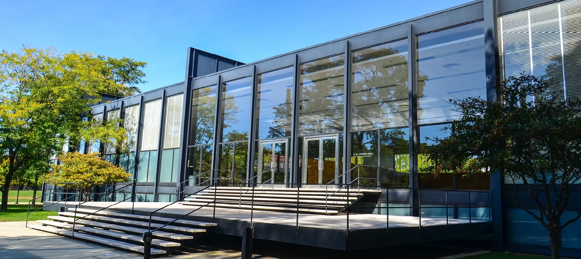 อาคารสำนักงานใหญ่ติดฟิล์มกรองแสง