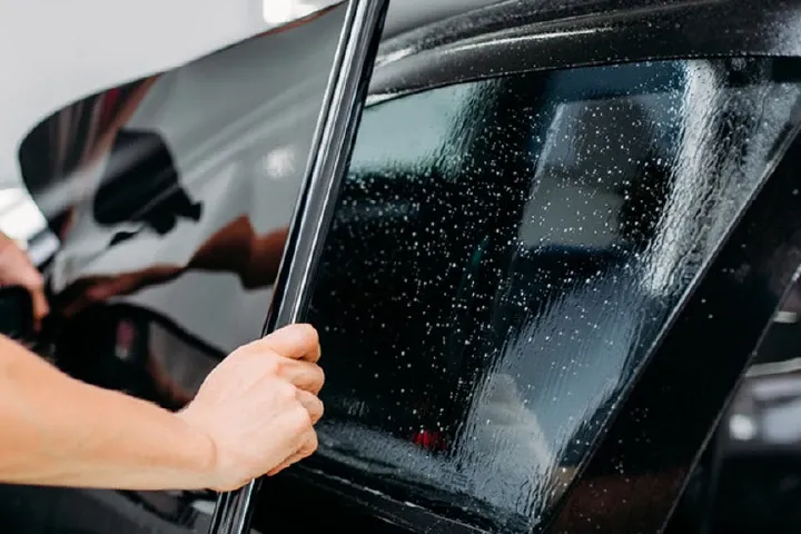 ทีมช่างติดฟิล์มรถ