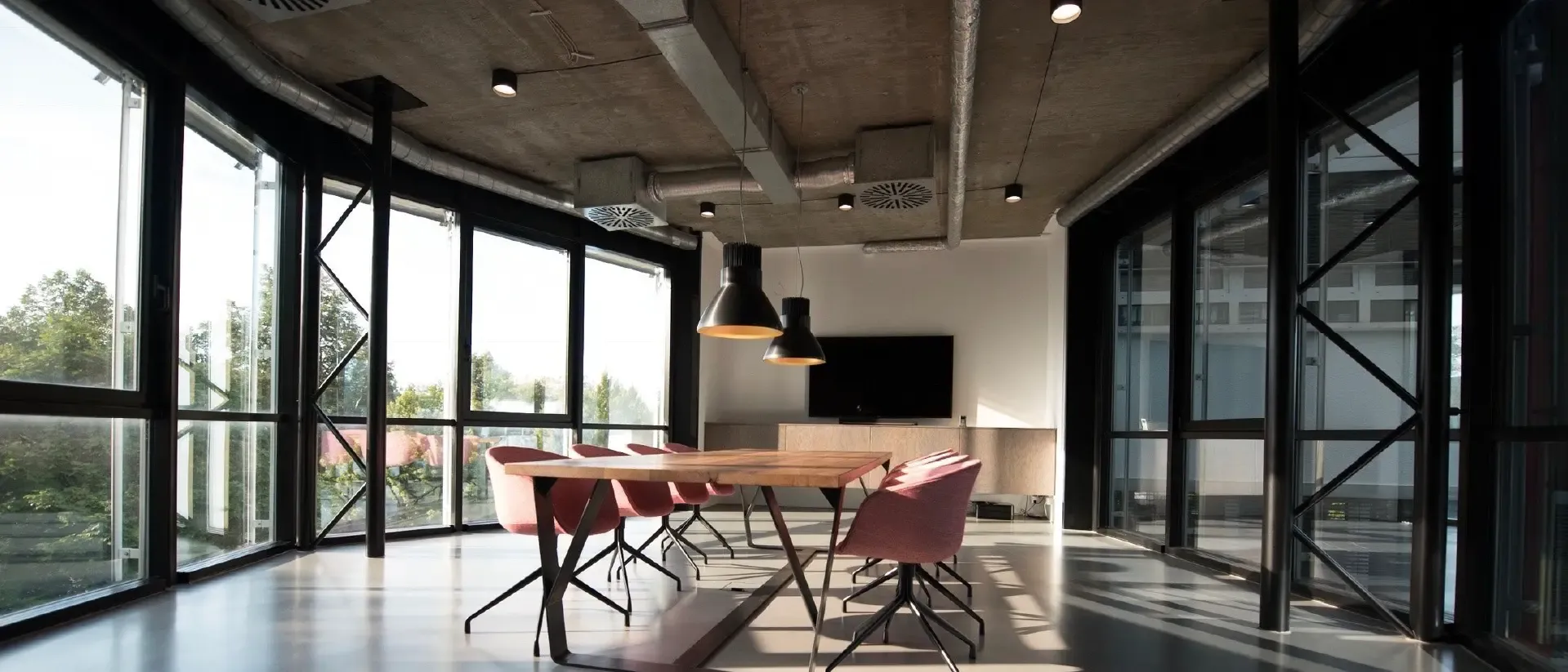 อาคารกระจกพร้อมบรรยากาศภายในที่โปร่งสบาย