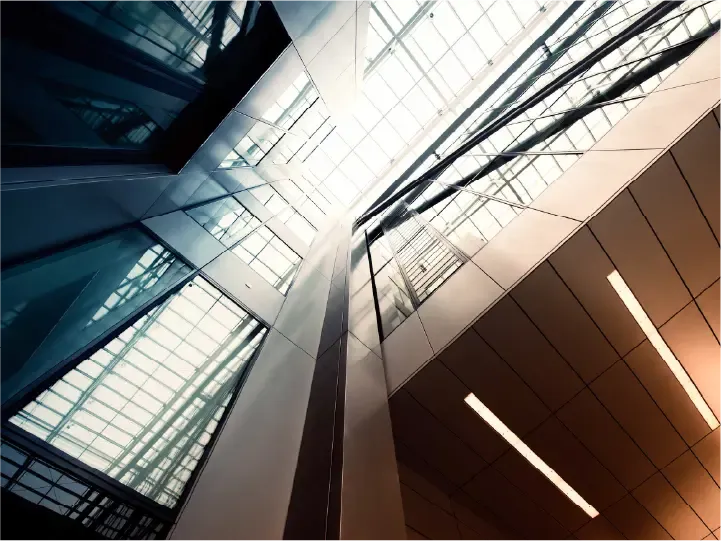 แสงธรรมชาติที่นุ่มนวลผ่านกระจกอาคาร