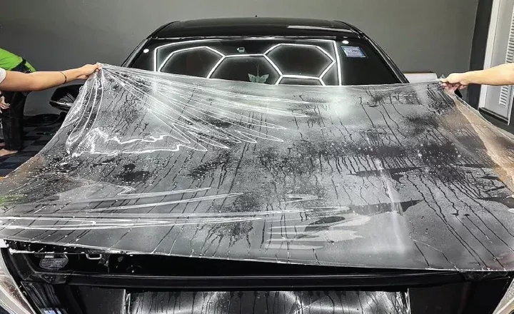 ติดตั้งฟิล์มบนฝากระโปรงรถ