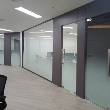 ฟิล์มตกแต่งกระจก GROWTH แบบขาวขุ่นในห้องประชุมออฟฟิศ เพิ่มความเป็นส่วนตัวโดยยังโปร่ง