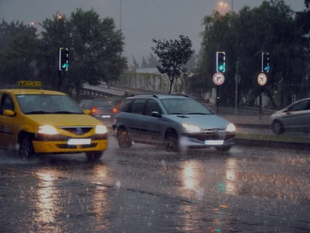 เปิดไฟหน้ารถขณะฝนตก — เพิ่มการมองเห็นให้ตัวคุณและให้รถคันอื่นเห็นคุณ